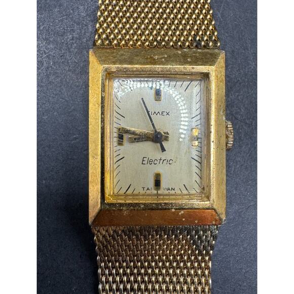 Vintage Timex Electric Gold Tone Tank Watch With Mesh Band 18.5mm Taiwan - Picture 1 of 10